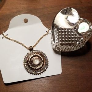MEDALLION NECKLACE